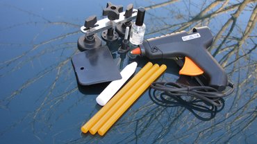 a készletben ez mind benne van. Melegragasztóhoz pisztoly, ragasztórudak, leválasztó folyadék, két kihúzófej, támasztóhíd, műanyag dorni