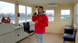 Nagyon fontos, hogy a vendég ne érezze mellőzve magát és folyamatos kapcsolatban álljon az instruktorral. A történések hevében sokszor túlzónak tűnhet az infóáradat, de ha elégszer elmondják nekik, akkor legalább egyszer megmarad.