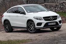 Talán egy fikarcnyival kellemesebb látvány a szemnek, mint az X6, már amennyire kellemes látvány egy zokniba bújtatott dísztök.