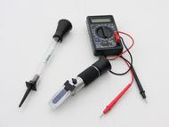 A pumpás műszerrel és a refraktométerrel a hűtőfolyadék fagyállóságát lehet mérni, de mire jó a multiméter?