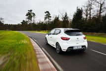 renault-clio-rs-220-trophy-laps-nurburgring-in-823-becomes-the-p