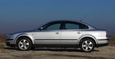 4703 milliméteres hossza, széles, lapos motorházteteje és pláne ez a szürke metál szín adja el. A forma amúgy tele van finomságokkal, a sárvédőívek rafinált domborítása tökéletes párhuzamban van a kupolaszerű tetőívvel és erőt sugall. Pedig az nincs sok a