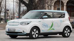 A hűtőmaszk (hiánya) a legárulkodóbb, de más a géptető, a lökhárító és a lámpák is, mint a belsőégésű Soulokon