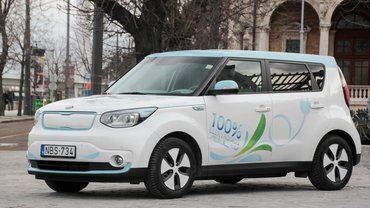 A hűtőmaszk (hiánya) a legárulkodóbb, de más a géptető, a lökhárító és a lámpák is, mint a belsőégésű Soulokon