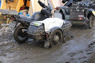 Pár lépéssel odébb már világos volt: nagy sár van 