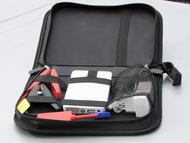 Cipzáras táskában van minden, ami kell: háló alatt a töltő és a szivargyújtó-csatlakozós kábel, gumírozott szalag alatt a zseb-bika és a krokodilcsipeszek