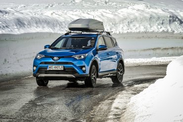 Elöl egy 2,5 literes, Atkinson-ciklusú benzinmotor és 105 kW-nyi villanymotor, hátul még 50 kW mozgatja. Egyszerre összesen 197 lóerőt tud leadni