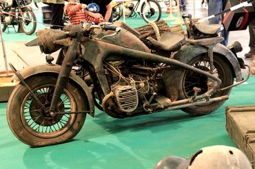 Igazi sufni-lelet: második világháborús, oldalkocsihajtásos Zündapp, ahogy egy fészer mélyéről előkerült. A sok dolgos év mindenén rajtahagyta a nyomait: Ural motorblokk, ki tudja milyen, talán traktor gumiabroncsok, szigetelőszalag, meg sok olaj, zsír, r