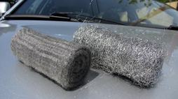 A legfinomabb acélgyapjú a kép bal szélén - csak ezzel szabad az üveghez érni. A durvább anyagok egész másra valóak