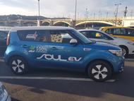 Jól nézzék meg: az országjáró túrán ez a kék Soul EV fog különböző - a résztvevők számára ismeretlen - helyeken felbukkanni 