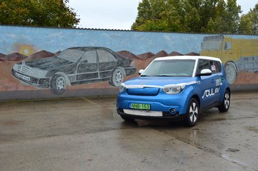 Igazi művészi mélység: a sokak gazdagságát megalapozó illegális kőolajos tevékenységeknek állított emlékmű, és a kőolaj-alapú közlekedés megszűnését előrevetítő villanyautó egyetlen képen