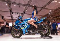 Ha a kölni Intermoton volt nagy durranás, az az új GSX-R1000 volt. A képen éppen az alapmodell látható - egyszerűbb futóművel és elektronikával, de a változó szelepvezérlésű blokk így is 199 lóerő.