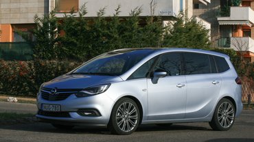 Jól mutatja, hogy mekkora autó a Zafira, hogy a 19 collos kerék nem tűnik túlzásnak alatta 