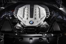 Villanymotor elé befogott V8 a 7-esben
