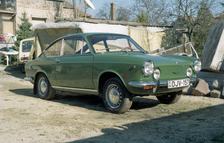 1996-ban vettük ketten egy barátommal ezt a Fiat 850 Sport Coupét, 400 ezer forintért. 80 ezer kilométer volt benne, esőt sose látott, az első tulaj özvegyétől került hozzánk. Itthon senki nem akarta megvenni, pedig csak azt szerettük volna, ha nem valami