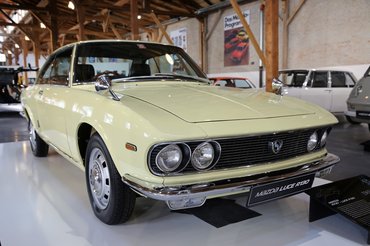 Ez az a Mazda, amit szinte bárki azonnal, kétséget kizáróan valamilyen olasz autónak gondolna. Olyan nagyot persze nem is téved ilyenkor senki, mert a Luce R130 (leánykori nevén, amin az 1967-es Tokyo Motor Show-n bemutatták, RX87 Touring Coupé) egy igazi Bertone-gyerek. Sajnos a német piacon sosem volt kapható a kéttárcsás, Wankel-motoros kupé, és bár nem is gyakori autó, hiszen csak 1969 és 1971 között gyártották, egyet sikerült freyék Mazda-múzeumának egyik kiemelt helyére állítani.