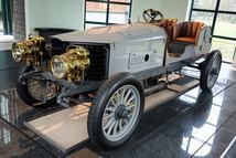 Vagány fényszórók, ahogy egy versenyautón kell is