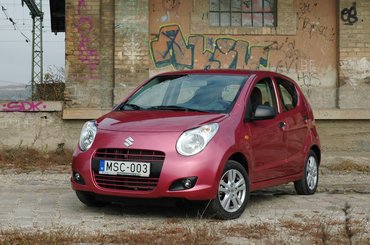 Mérgesen üvölt, de nem elég nagy, hogy hiteles legyen.