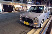 Nem, nem Mini, de egészen biztosan valamilyen Issigonis-tervezte British Leyland-termék. Téves. Ez itt egy másik nagy kedvencem, a Daihatsu Trevis, ami alapvetően egy Cuore báli ruhában. Annyira megtévesztően retró, hogy Bálint fiam, aki veteránautókban n