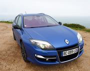 Az Auditól elirigyelt fél hűtőmaszk és a krómozott szemöldökök szelídítik a hüllőszerű tekintetet 