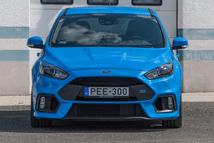 Azért a Ford Focus RS sem az a tipikusan feltűnésmentes követőautó
