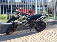 Komoly motor benyomását kelti, és egy magasabb és testesebb ember alatt sem néz ki úgy, mintha a fenekébe becsúszott volna az alsónadrág