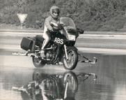 1943_a-motorosok-biztonsagara-vigyaz-legujabb-fejleszteseivel-a-bosch-abs