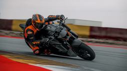 2026-ktm-1390-super-duke-rr-track-6
