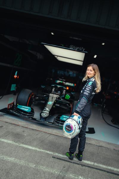 F1-Academy-Siegerin Doriane Pin betritt mit ihrem ersten F1-Test Neuland F1 Academy Champion Doriane Pin Breaks New Ground with Maiden F1 Test