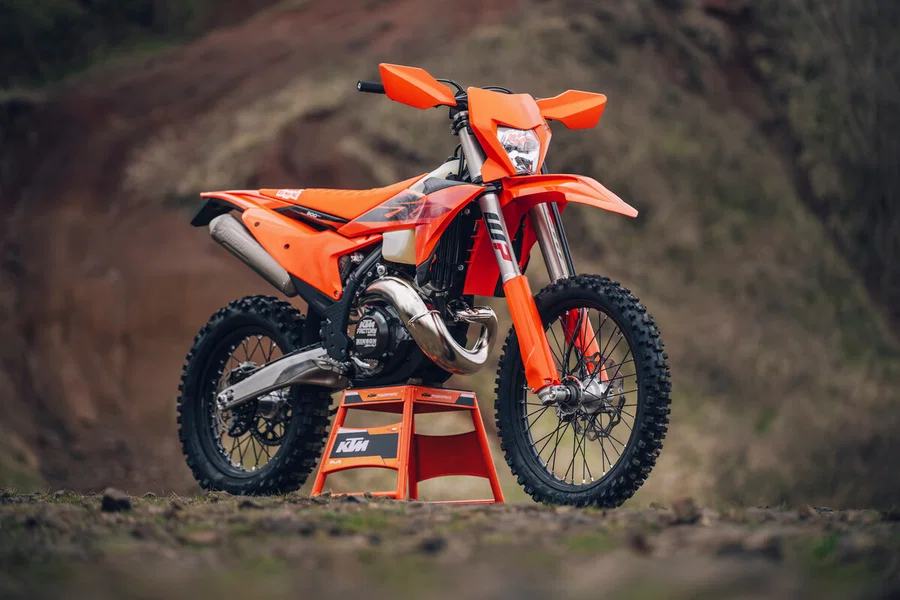 Nem pakolta agyig frissítéssel a KTM az enduróit