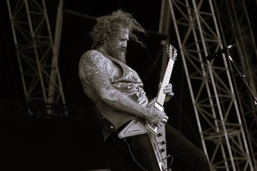 2048px-20150612-033-Nova_Rock_2015-Mastodon-Brent_Hinds
