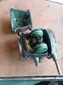 Zöldes lerakódások egy sokat állt motorból