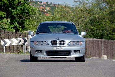 A mindenkori szigorú, BMW-tekintet teljesen jogos. Nem játékautó