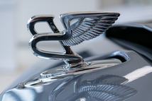 A Bentley-logó is elbújik a saját üregében, ha kell