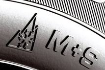 Az M+S (Mud and Snow) jelölés a négyévszakos abroncsokon is megtalálható, a hópihe a hegyen viszont csak a téli gumikon