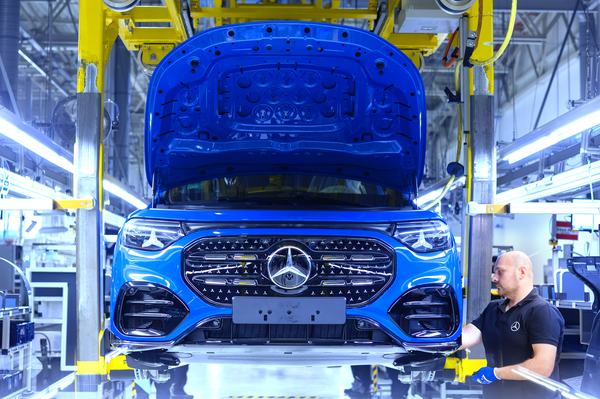 Mercedes-Benz Werk Kecskemét - Einblick in die Produktion des neuen Mercedes-Benz GLB Mercedes Benz plant Kecskemét - Insight into production of the new Mercedes-Benz GLB