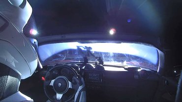 Starman a Tesla kormánya mögött a fellövés utáni órákban