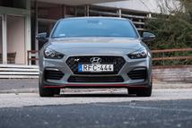 A piros csík és az N-plecsni elárulja, ez nem a sima i30