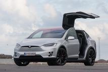 Ha nem is ilyen nyekergő, parasztkábító ajtókkal, de a Model X a jövőt mutatja