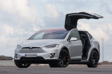 Ha nem is ilyen nyekergő, parasztkábító ajtókkal, de a Model X a jövőt mutatja