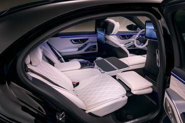 Die neue S-Klasse. Stuttgart, 2026.
Lackfarbe: MANUFAKTUR black sparkling
Exterieur: AMG Line
Interieur: MANUFAKTUR tiefweià / schwarz; Exklusiv-Paket
The new S-Class. Stuttgart, 2026.
Exterior colour: MANUFAKTUR black sparkling
Exterior: AMG Line
Interior: MANUFAKTUR deep white/black; Exclusive Package
