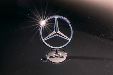 Die neue S-Klasse. Stuttgart, 2026.
Lackfarbe: MANUFAKTUR black sparkling
Exterieur: AMG Line 
Interieur: MANUFAKTUR tiefweiÃ / schwarz; Exklusiv-Paket 

The new S-Class. Stuttgart, 2026.
Exterior colour: MANUFAKTUR black sparkling
Exterior: AMG Line
Interior: MANUFAKTUR deep white/black; Exclusive Package