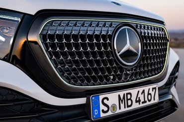 Der neue Mercedes-Benz GLE, 2026Lackierung: MANUFAKTUR opalithweiß brightPolsterung: MANUFAKTUR Leder Exklusiv Nappa yachtblau / schwarz The new Mercedes-Benz GLE, 2026.Exterior: MANUFAKTUR opalite white brightInterior: MANUFAKTUR special upholstery in Exclusive nappa leather yacht blue