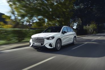 Test Drive elektrischer Mercedes-Benz GLC, Algarve, Portugal 2026.Exterieur: AMG Line, MANUFAKTUR opalithweiß bright Interieur: Ledernachbildung ARTICO / Stoff Sortland schwarz Mercedes-Benz GLC 400 4MATIC mit EQ Technologie: Energieverbrauch kombiniert: 18,9‒14,9 kWh/100 km | CO₂-Emissionen kombiniert: 0 g/km | CO₂-Klasse: A;Mercedes-Benz GLC 400 4MATIC mit EQ Technologie: Energieverbrauch kombiniert: 18,9‒14,9 kWh/100 km | CO₂-Emissionen kombiniert: 0 g/km | CO₂-Klasse: A*Test Drive electric Mercedes-Benz GLC, Algarve, Portugal 2026.Exterior: AMG Line, MANUFAKTUR opalite white bright Interior: ARTICO blackSortland fabric black Mercedes-Benz GLC 400 4MATIC with EQ Technology: Combined energy consumption: 18.9–14.9 kWh/100 km | Combined CO₂ emissions: 0 g/km | CO₂ efficiency class: A;Mercedes-Benz GLC 400 4MATIC with EQ Technology: Combined energy consumption: 18.9–14.9 kWh/100 km | Combined CO₂ emissions: 0 g/km | CO₂ efficiency class: A*