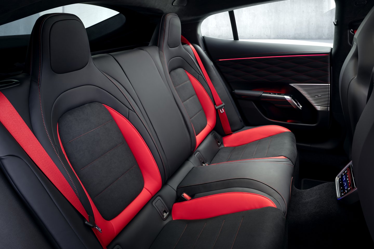 Die Schaltzentrale der Performance: das Interieur des neuen Mercedes-AMG GT 4-Türer Coupés The control centre of performance: the interior of the new Mercedes-AMG GT 4-door Coupé