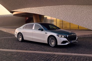 Die neue Mercedes-Maybach S-Klasse, 2026.Exterieur in MANUFAKTUR opalithweiß bright/verdesilber metallicInterieur in Maybach Exklusiv Nappaleder Beech Brown The new Mercedes-Maybach S-Class, 2026.Exterior in MANUFAKTUR opalite white bright/verde silver metallicInterior in Maybach Exclusive Nappa Leather Beech Brown