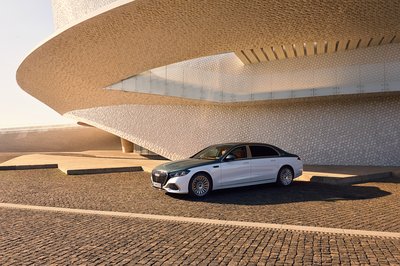 Die neue Mercedes-Maybach S-Klasse, 2026.Exterieur in MANUFAKTUR opalithweiß bright/verdesilber metallicInterieur in Maybach Exklusiv Nappaleder Beech Brown The new Mercedes-Maybach S-Class, 2026.Exterior in MANUFAKTUR opalite white bright/verde silver metallicInterior in Maybach Exclusive Nappa Leather Beech Brown