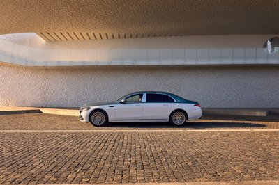 Die neue Mercedes-Maybach S-Klasse, 2026.Exterieur in MANUFAKTUR opalithweiß bright/verdesilber metallicInterieur in Maybach Exklusiv Nappaleder Beech Brown The new Mercedes-Maybach S-Class, 2026.Exterior in MANUFAKTUR opalite white bright/verde silver metallicInterior in Maybach Exclusive Nappa Leather Beech Brown