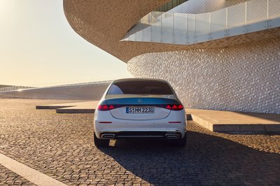 Die neue Mercedes-Maybach S-Klasse, 2026.Exterieur in MANUFAKTUR opalithweiß bright/verdesilber metallicInterieur in Maybach Exklusiv Nappaleder Beech Brown The new Mercedes-Maybach S-Class, 2026.Exterior in MANUFAKTUR opalite white bright/verde silver metallicInterior in Maybach Exclusive Nappa Leather Beech Brown