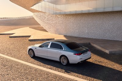 Die neue Mercedes-Maybach S-Klasse, 2026.Exterieur in MANUFAKTUR opalithweiß bright/verdesilber metallicInterieur in Maybach Exklusiv Nappaleder Beech Brown The new Mercedes-Maybach S-Class, 2026.Exterior in MANUFAKTUR opalite white bright/verde silver metallicInterior in Maybach Exclusive Nappa Leather Beech Brown